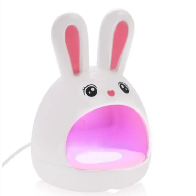 Како ламбата за нокти влијае на професионалните стандарди за маникир ширум светот?